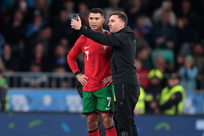 Cristiano Ronaldo Portugalska Stožice | Slovenski navijač in oboževalec Cristana Ronalda je na svoj selfi s portugalskim nogometašem čakal dvajset let. | Foto www.alesfevzer.com