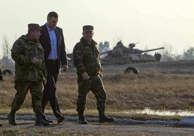 Vitalij Kličko v spremstvu ukrajinskih vojakov. | Foto: Reuters