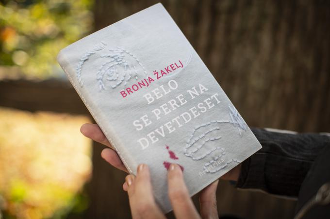 Bronja Žakelj je za svoj literarni prvenec Belo se pere na devetdeset prejela Delovo knjižno nagrado kresnik.  | Foto: Bojan Puhek