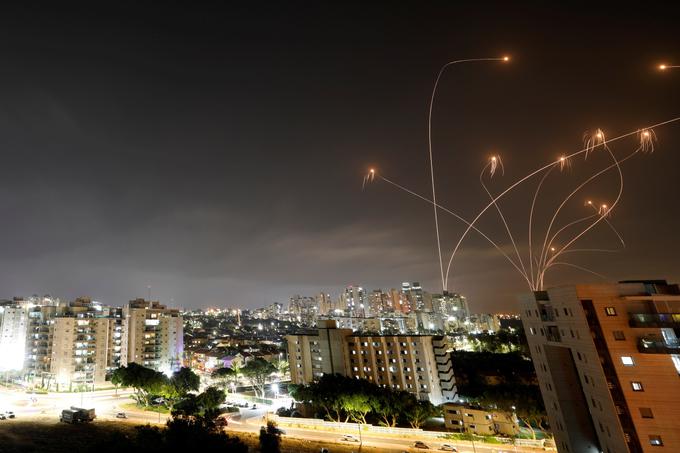 Prestrezanje palestinskih raket s sistemom Železna kupola je na večini fotografij, sploh nočnih, videti kot ognjemet. Pravo sliko razkrijejo šele videoposnetki z zvokom - aktivacijo Železne kupole namreč vselej spremljajo sirene, ki opozarjajo na nevarnost raketnega napada. | Foto: Reuters