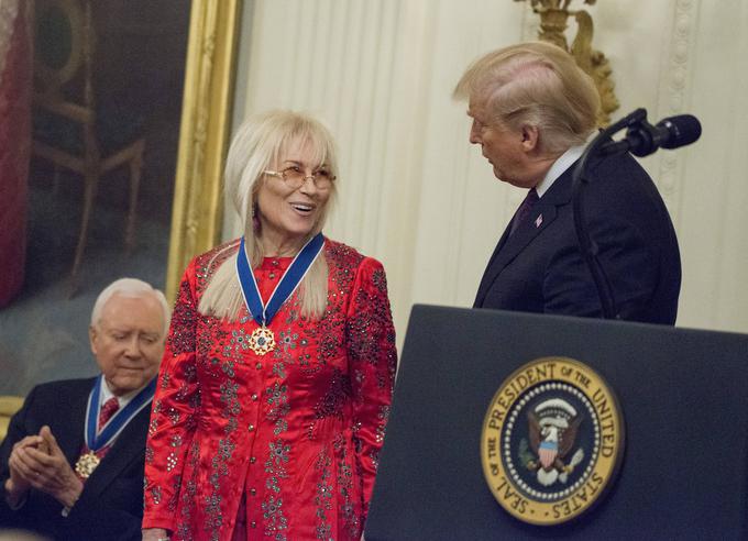 Miriam Adelson je novembra 2018 iz rok tedanjega ameriškega predsednika Donalda Trumpa prejela "medaljo svobode", najvišje civilno odlikovanje v ZDA. | Foto: Guliverimage