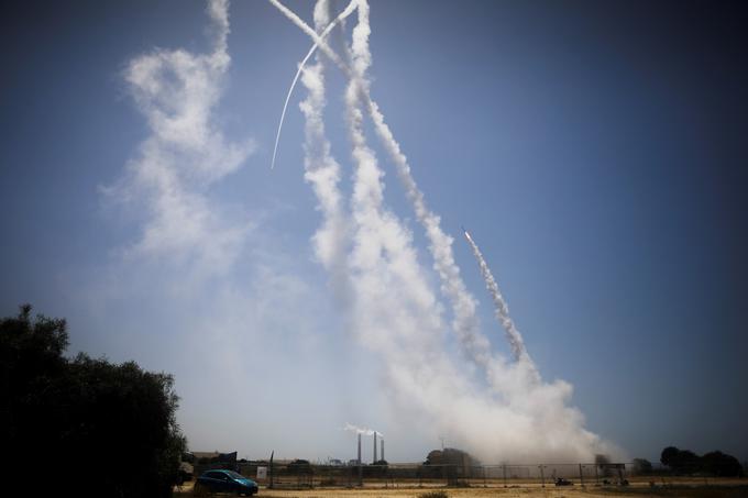 Izstrelitev ene od prestrezalnih raket Železne kupole. Gre za "pametne" rakete tamir, njihove tarče pa so pravzaprav zelo lahek plen. Hamas za napade na izraelske cilje po večini namreč uporablja "domače" rakete kasam, ki jim ni mogoče določati natančnih ciljev, temveč jih preprosto usmerijo tja, kjer lahko povzročijo največ škode - v gosto naseljene dele izraelskih mest. Skrajneži so za napade na izraelske tarče v preteklosti pogosto uporabljali tudi sovjetske raketne sisteme katjuša.  | Foto: Reuters